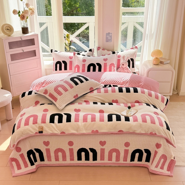 91家纺网 家纺一手货源 找家纺 梦可莱家居 2024新款牛奶豆豆绒印花床盖四件套 大牌白