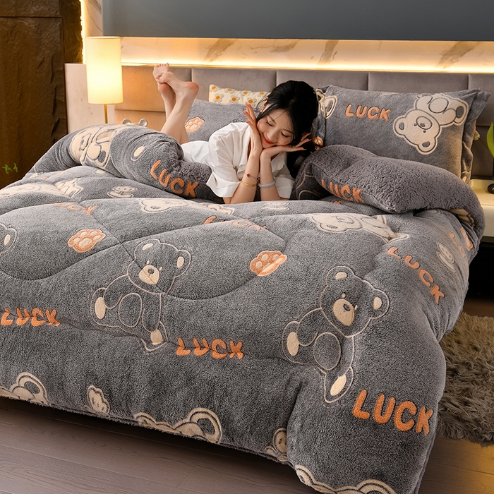 91家纺网 家纺一手货源 找家纺 锦逸家居 2024新款AB版雪花绒冬被羊羔绒冬被被子被芯春秋被 幸福小熊