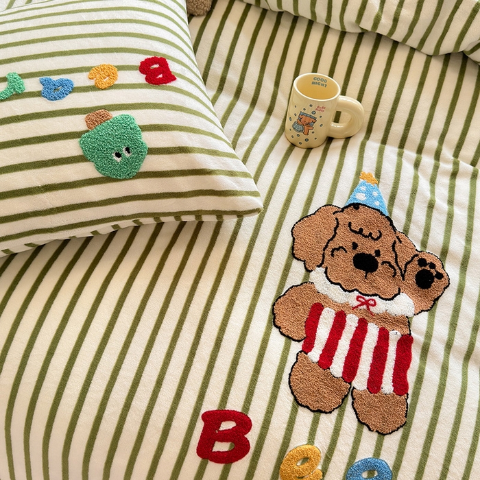 91家纺网 家纺一手货源 找家纺 娜娜 2024新款加厚保暖高克重牛奶绒毛巾绣四件套 牛奶绒皮皮熊