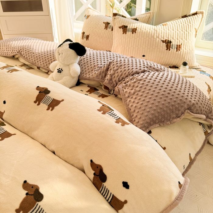 91家纺网 家纺一手货源 找家纺 梦可莱家居 2024新款牛奶豆豆绒印花床盖四件套 香肠狗