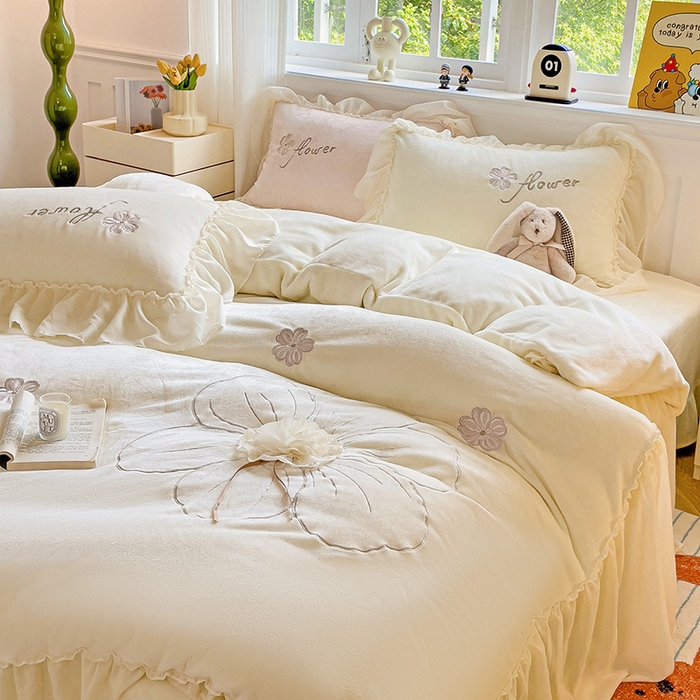 91家纺网 家纺一手货源 找家纺 娜娜 2024新款法式花边牛奶绒刺绣四件套-花蕊-花香引蝶系列 花蕊-奶昔白