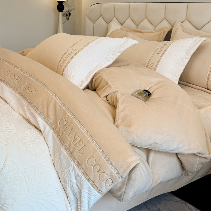 91家纺网 家纺一手货源 找家纺 宅家居 2024新款雕花拼接刺绣全消光A类高克重牛奶绒四件套-舞秋系列 舞秋-香槟