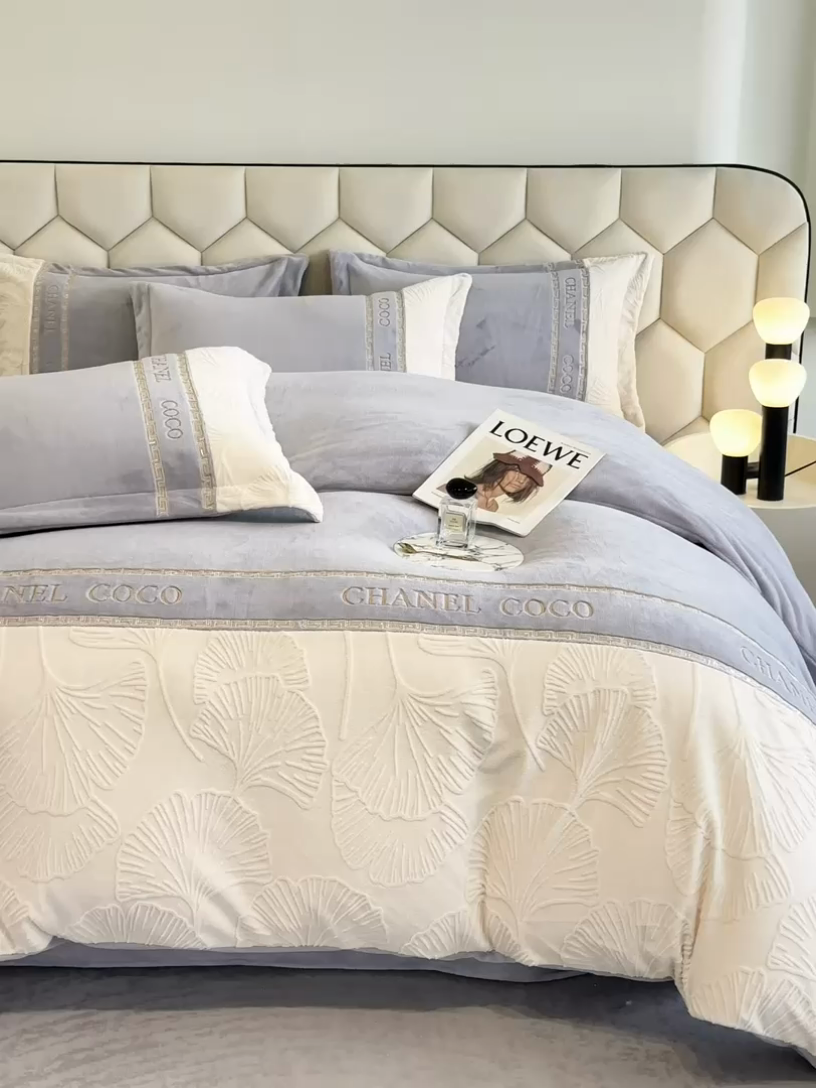 91家纺网 家纺一手货源 找家纺 宅家居 2024新款雕花拼接刺绣全消光A类高克重牛奶绒四件套-舞秋系列 舞秋-浅紫