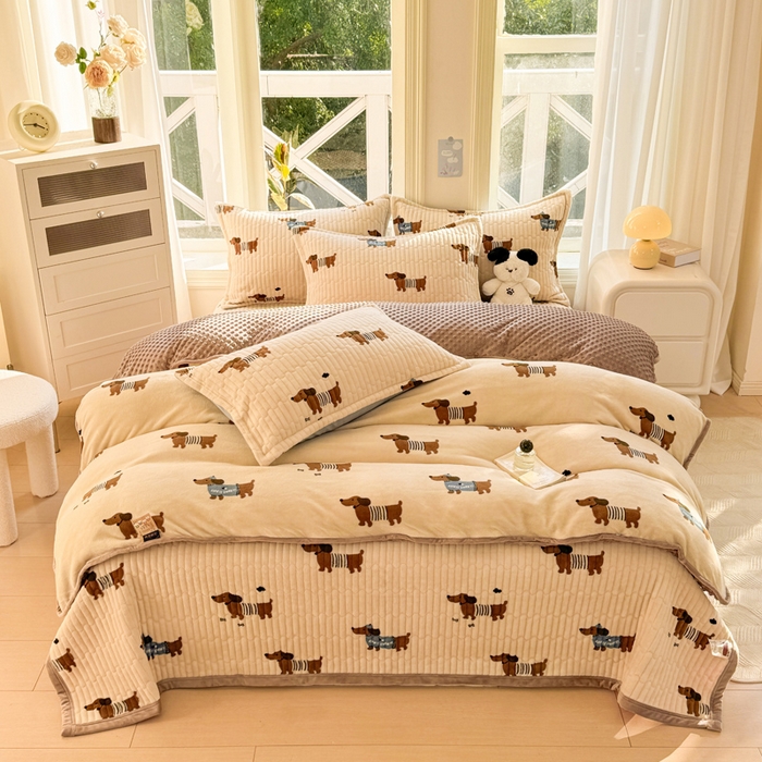 91家纺网 家纺一手货源 找家纺 梦可莱家居 2024新款牛奶豆豆绒印花床盖四件套 香肠狗