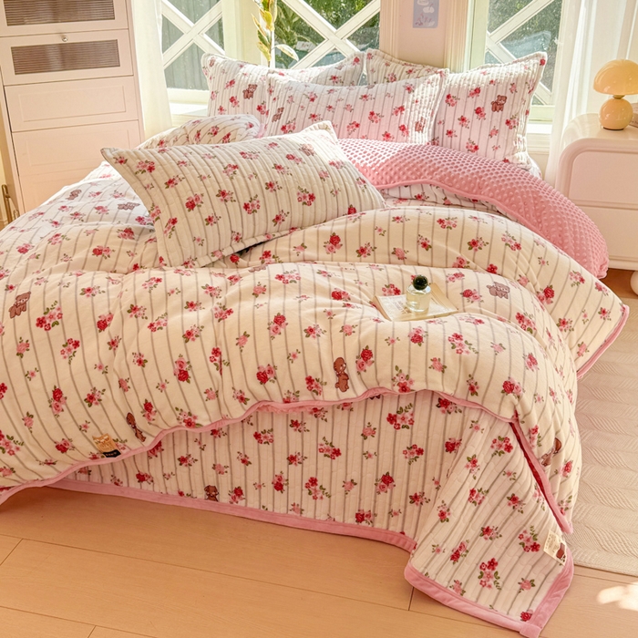 91家纺网 家纺一手货源 找家纺 梦可莱家居 2024新款牛奶豆豆绒印花床盖四件套 花草