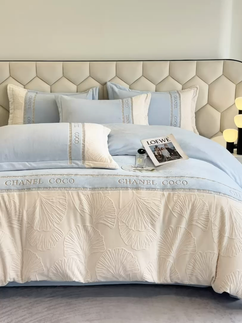 91家纺网 家纺一手货源 找家纺 宅家居 2024新款雕花拼接刺绣全消光A类高克重牛奶绒四件套-舞秋系列 舞秋-淡蓝