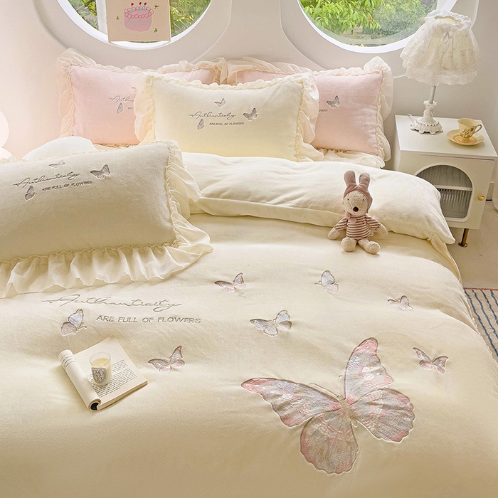 91家纺网 家纺一手货源 找家纺 娜娜 2024新款法式花边牛奶绒刺绣四件套-花蕊-花香引蝶系列 花香引蝶-奶昔白