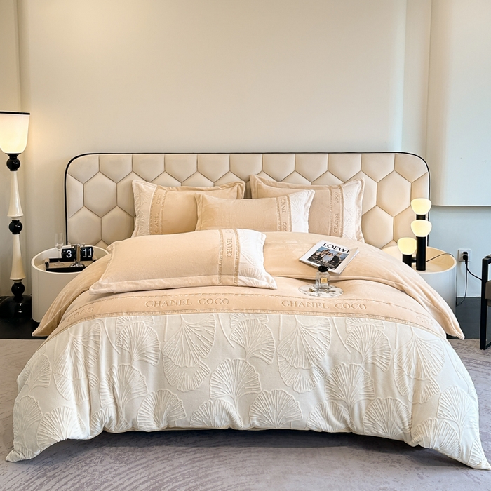 91家纺网 家纺一手货源 找家纺 宅家居 2024新款雕花拼接刺绣全消光A类高克重牛奶绒四件套-舞秋系列 舞秋-香槟