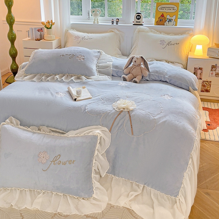 91家纺网 家纺一手货源 找家纺 娜娜 2024新款法式花边牛奶绒刺绣四件套-花蕊-花香引蝶系列 花蕊-天空蓝