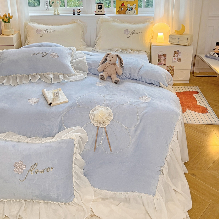 91家纺网 家纺一手货源 找家纺 娜娜 2024新款法式花边牛奶绒刺绣四件套-花蕊-花香引蝶系列 花蕊-天空蓝