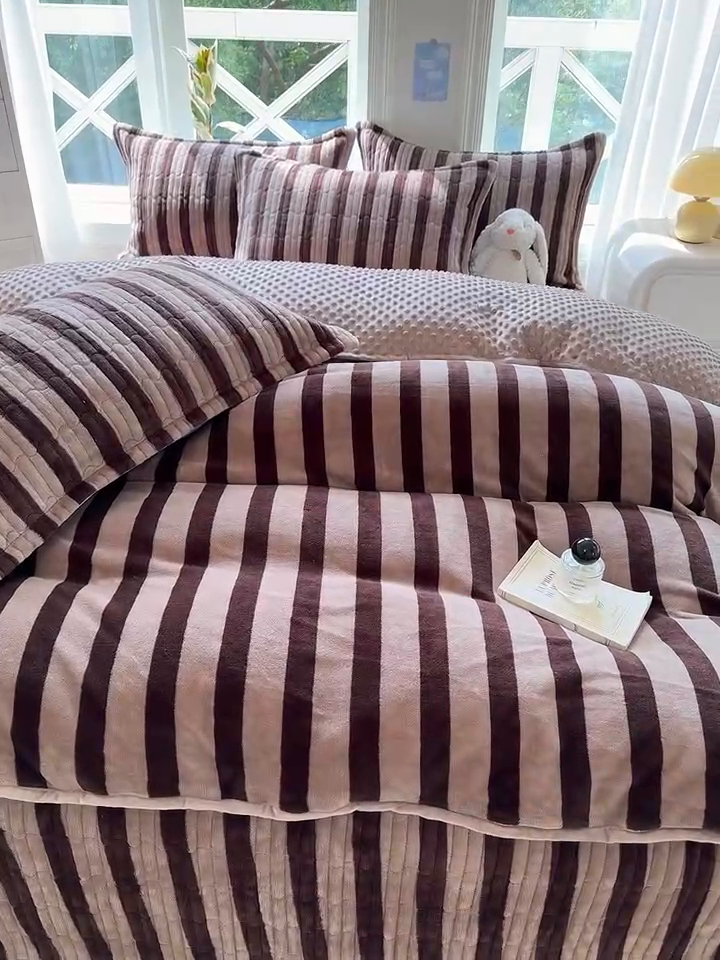 91家纺网 家纺一手货源 找家纺 梦可莱家居 2024新款牛奶豆豆绒印花床盖四件套 因为喜欢