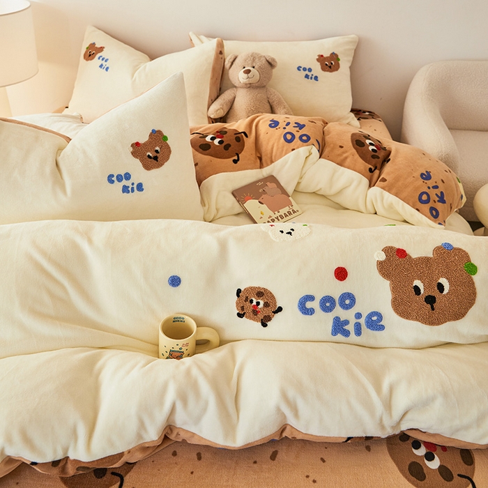 91家纺网 家纺一手货源 找家纺 娜娜 2024新款高克重牛奶绒毛巾绣四件套 熊仔贝贝