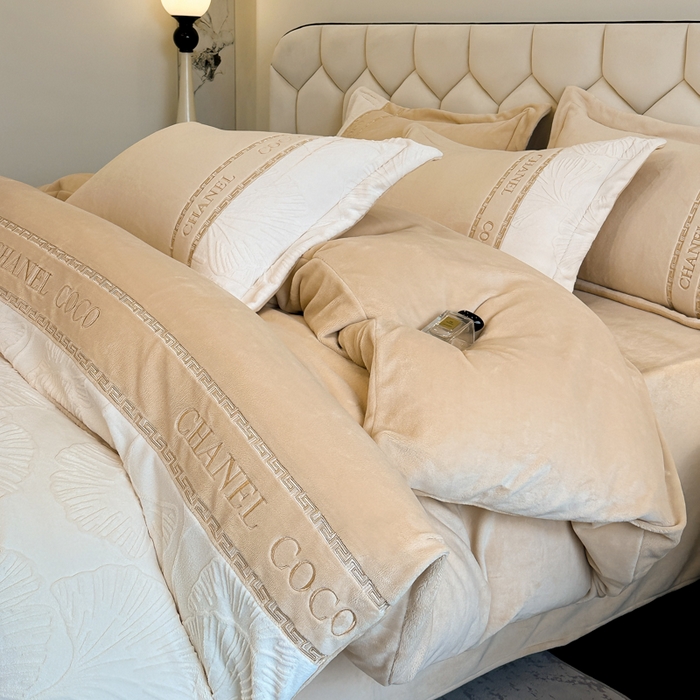 91家纺网 家纺一手货源 找家纺 宅家居 2024新款雕花拼接刺绣全消光A类高克重牛奶绒四件套-舞秋系列 舞秋-香槟