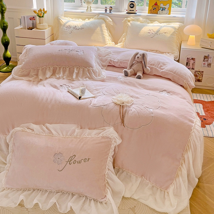 91家纺网 家纺一手货源 找家纺 娜娜 2024新款法式花边牛奶绒刺绣四件套-花蕊-花香引蝶系列 花蕊-粉