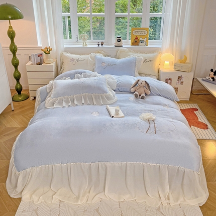 91家纺网 家纺一手货源 找家纺 （总）娜娜 2024新款法式花边牛奶绒刺绣四件套-花蕊-花香引蝶系列