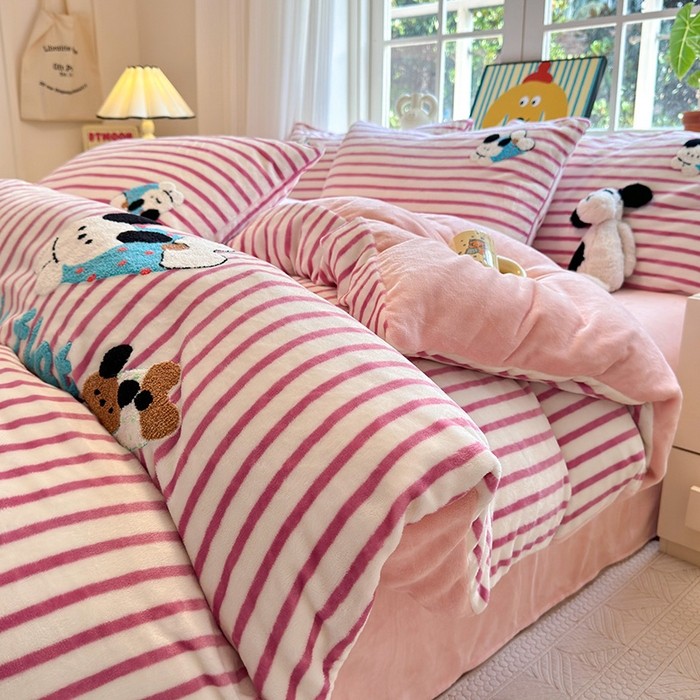 91家纺网 家纺一手货源 找家纺 娜娜 2024新款加厚保暖高克重牛奶绒毛巾绣四件套 牛奶绒趴趴狗