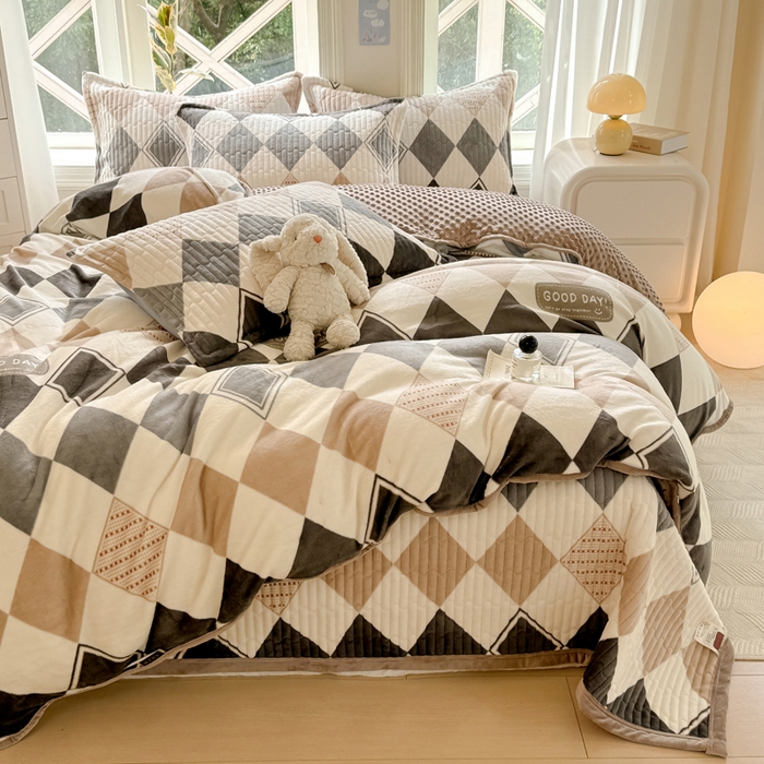 91家纺网 家纺一手货源 找家纺 梦可莱家居 2024新款牛奶豆豆绒印花床盖四件套 豆豆绒菱形格