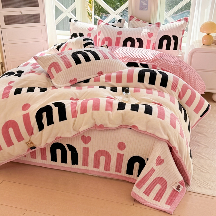 91家纺网 家纺一手货源 找家纺 梦可莱家居 2024新款牛奶豆豆绒印花床盖四件套 大牌白