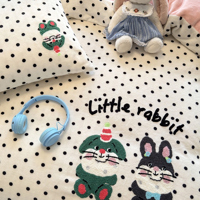 91家纺网 家纺一手货源 找家纺 娜娜 2024新款加厚保暖高克重牛奶绒毛巾绣四件套 牛奶绒波点兔