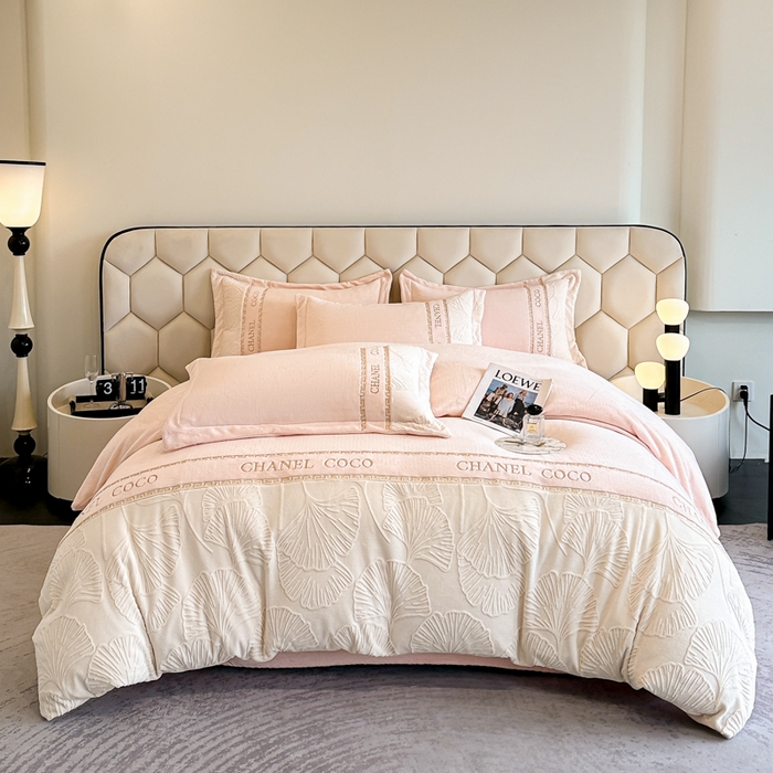 91家纺网 家纺一手货源 找家纺 宅家居 2024新款雕花拼接刺绣全消光A类高克重牛奶绒四件套-舞秋系列 舞秋-粉玉