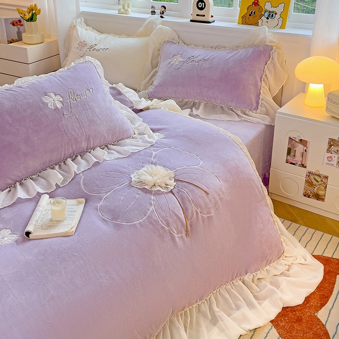 91家纺网 家纺一手货源 找家纺 娜娜 2024新款法式花边牛奶绒刺绣四件套-花蕊-花香引蝶系列 花蕊-紫