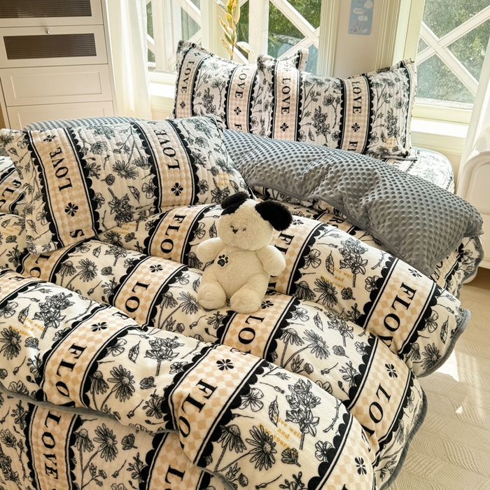 91家纺网 家纺一手货源 找家纺 梦可莱家居 2024新款牛奶豆豆绒印花床盖四件套 佳品