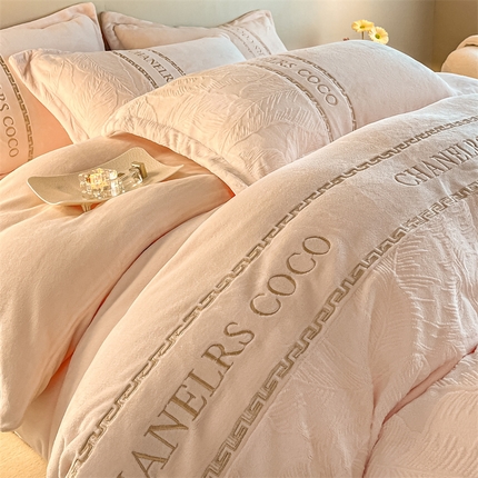 91家纺网 家纺一手货源 找家纺 （总）DC 2025新款B类牛奶绒雕花绣花四件套-朱丽叶