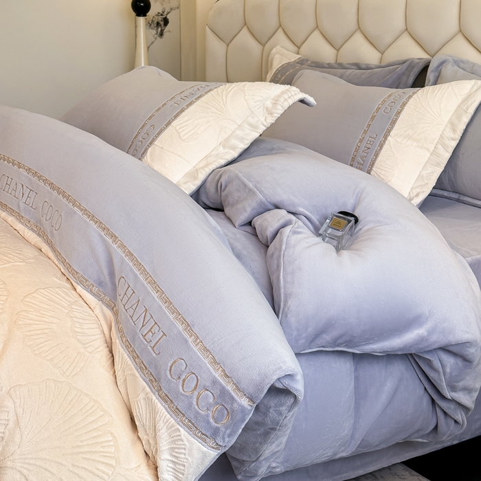 91家纺网 家纺一手货源 找家纺 宅家居 2024新款雕花拼接刺绣全消光A类高克重牛奶绒四件套-舞秋系列 舞秋-浅紫