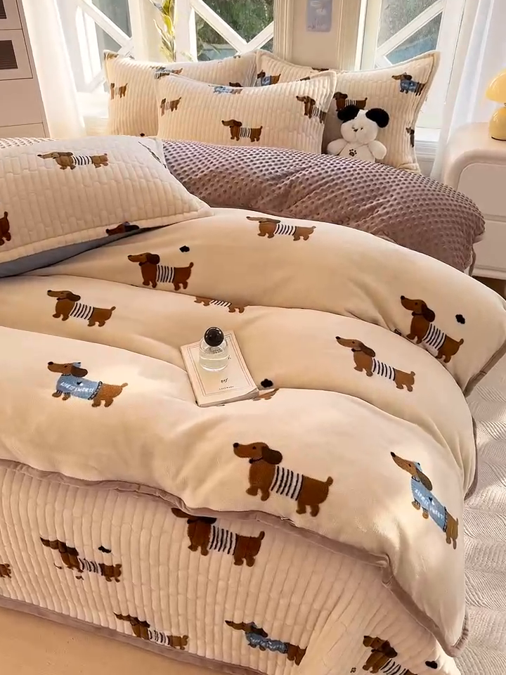 91家纺网 家纺一手货源 找家纺 梦可莱家居 2024新款牛奶豆豆绒印花床盖四件套 香肠狗