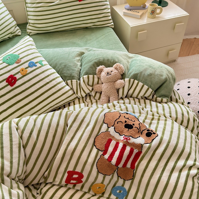 91家纺网 家纺一手货源 找家纺 娜娜 2024新款加厚保暖高克重牛奶绒毛巾绣四件套 牛奶绒皮皮熊