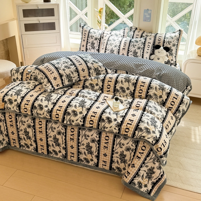 91家纺网 家纺一手货源 找家纺 梦可莱家居 2024新款牛奶豆豆绒印花床盖四件套 佳品