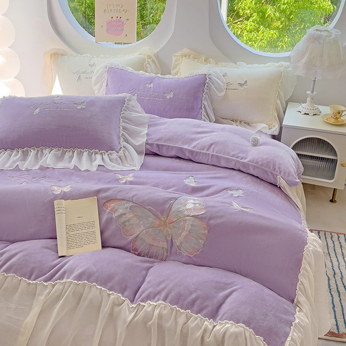 91家纺网 家纺一手货源 找家纺 娜娜 2024新款法式花边牛奶绒刺绣四件套-花蕊-花香引蝶系列 花香引蝶-紫