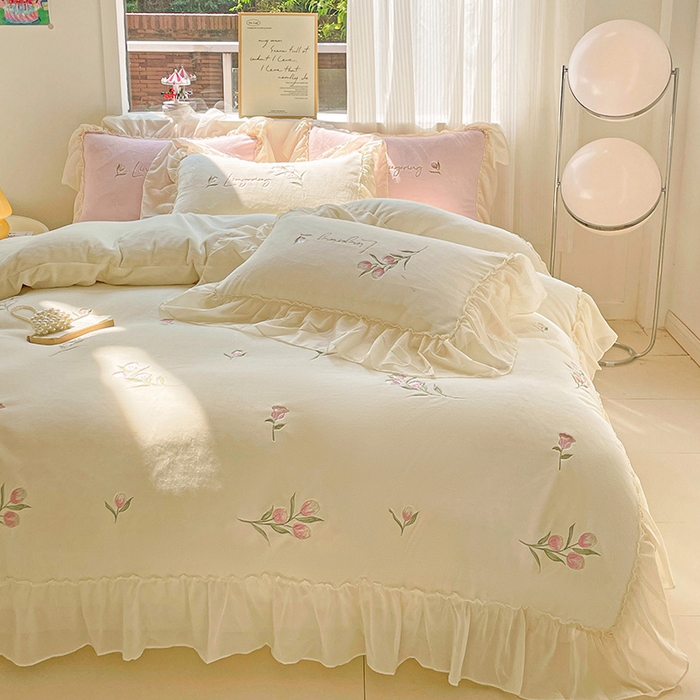 91家纺网 家纺一手货源 找家纺 娜娜 2024新款法式花边牛奶绒刺绣四件套-郁金香-同心结系列 郁金香-奶昔白