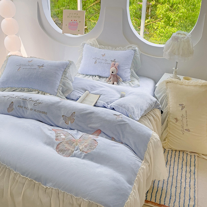 91家纺网 家纺一手货源 找家纺 娜娜 2024新款法式花边牛奶绒刺绣四件套-花蕊-花香引蝶系列 花香引蝶-天空蓝