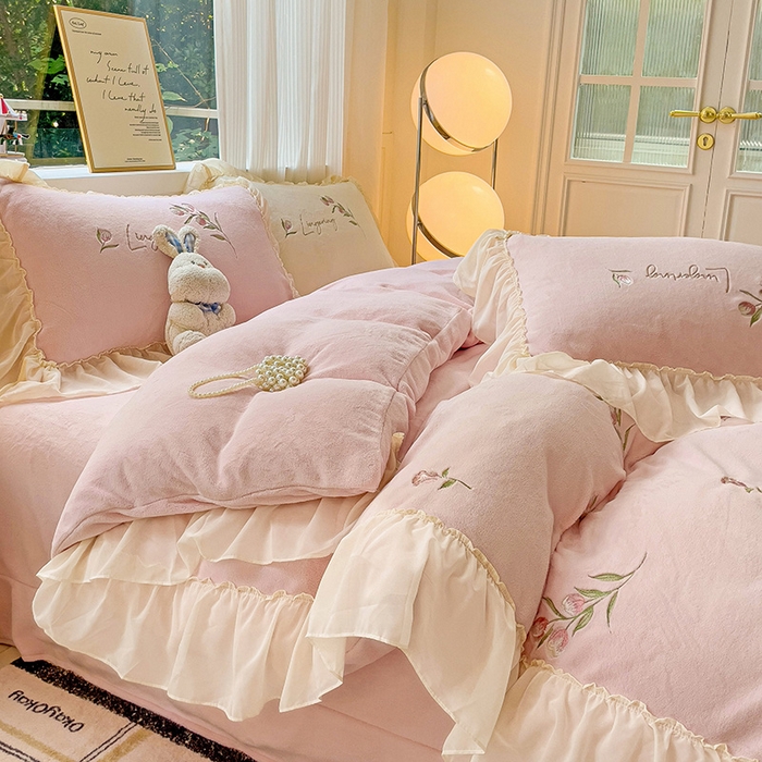 91家纺网 家纺一手货源 找家纺 娜娜 2024新款法式花边牛奶绒刺绣四件套-郁金香-同心结系列 郁金香-粉