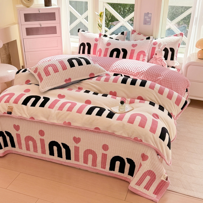 91家纺网 家纺一手货源 找家纺 梦可莱家居 2024新款牛奶豆豆绒印花床盖四件套 大牌白