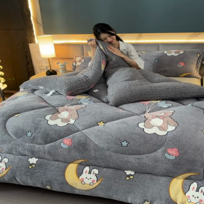 91家纺网 家纺一手货源 找家纺 锦逸家居 2024新款AB版雪花绒冬被羊羔绒冬被被子被芯春秋被 云朵萌熊