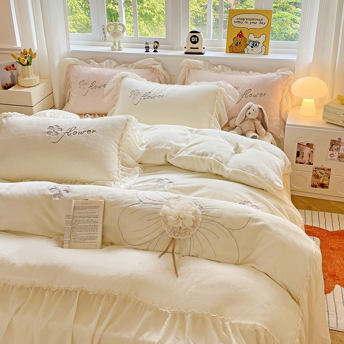 91家纺网 家纺一手货源 找家纺 娜娜 2024新款法式花边牛奶绒刺绣四件套-花蕊-花香引蝶系列 花蕊-奶昔白