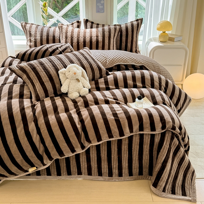 91家纺网 家纺一手货源 找家纺 梦可莱家居 2024新款牛奶豆豆绒印花床盖四件套 因为喜欢