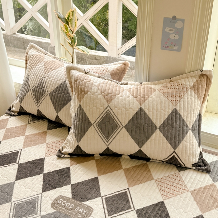 91家纺网 家纺一手货源 找家纺 梦可莱家居 2024新款牛奶豆豆绒印花床盖四件套 豆豆绒菱形格