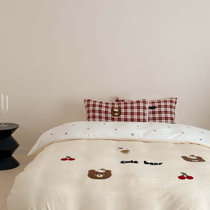 91家纺网 家纺一手货源 找家纺 时光里 2024新款牛奶绒绣花款四件套 冰激凌熊