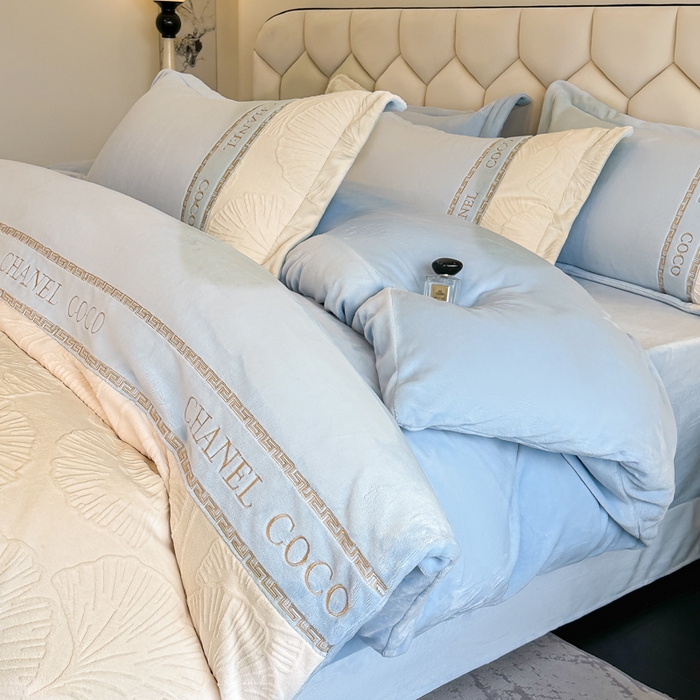 91家纺网 家纺一手货源 找家纺 宅家居 2024新款雕花拼接刺绣全消光A类高克重牛奶绒四件套-舞秋系列 舞秋-淡蓝