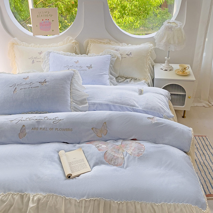 91家纺网 家纺一手货源 找家纺 娜娜 2024新款法式花边牛奶绒刺绣四件套-花蕊-花香引蝶系列 花香引蝶-天空蓝