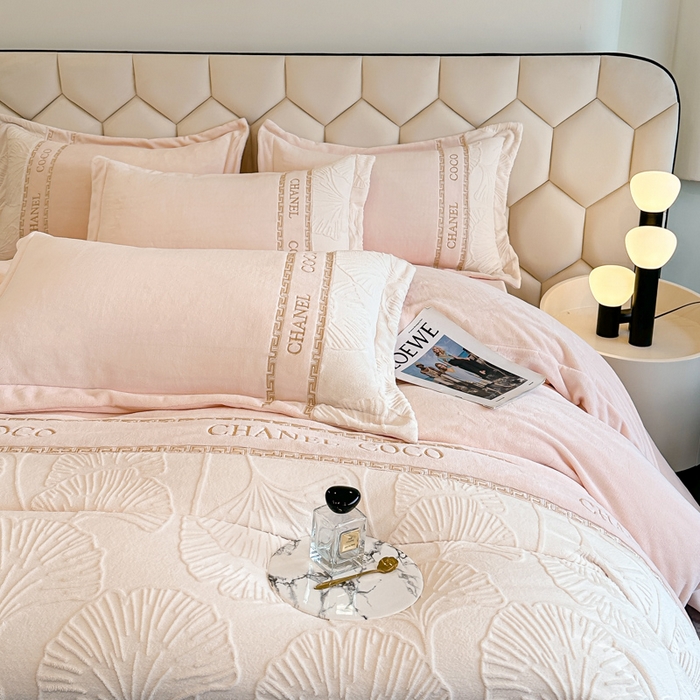 91家纺网 家纺一手货源 找家纺 宅家居 2024新款雕花拼接刺绣全消光A类高克重牛奶绒四件套-舞秋系列 舞秋-粉玉