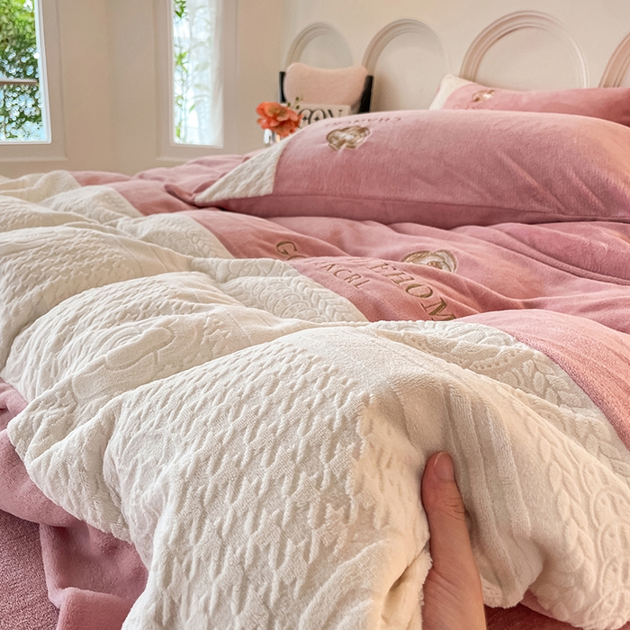 91家纺网 家纺一手货源 找家纺 娜娜 2024新款牛奶绒三拼系列四件套 豆沙