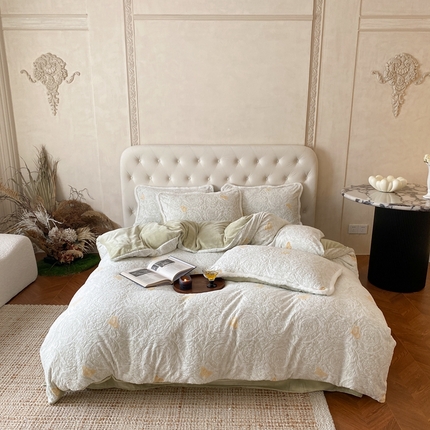 91家纺网 家纺一手货源 找家纺 （总）初拾 2024新款250g牛奶绒雕花法式四件套—艾米丽（场景二）