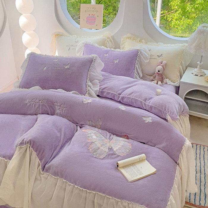 91家纺网 家纺一手货源 找家纺 娜娜 2024新款法式花边牛奶绒刺绣四件套-花蕊-花香引蝶系列 花香引蝶-紫