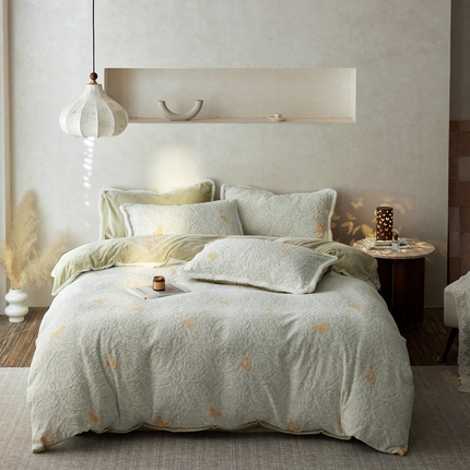 91家纺网 家纺一手货源 找家纺 初拾 2024新款250g牛奶绒雕花法式四件套—艾米丽（场景一） 艾米丽-柠绿