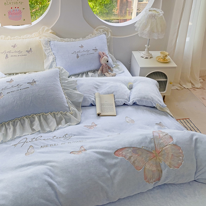 91家纺网 家纺一手货源 找家纺 娜娜 2024新款法式花边牛奶绒刺绣四件套-花蕊-花香引蝶系列 花香引蝶-天空蓝