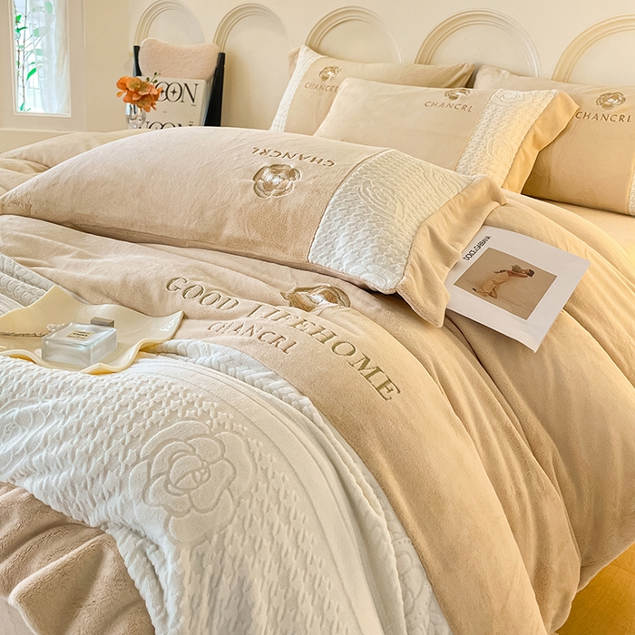 91家纺网 家纺一手货源 找家纺 娜娜 2024新款牛奶绒三拼系列四件套 奶咖